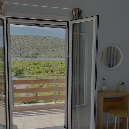 Ferienwohnung Ktima Klimentini Vivári Exterior foto
